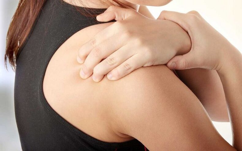 bolečina pod lopatico od zadaj